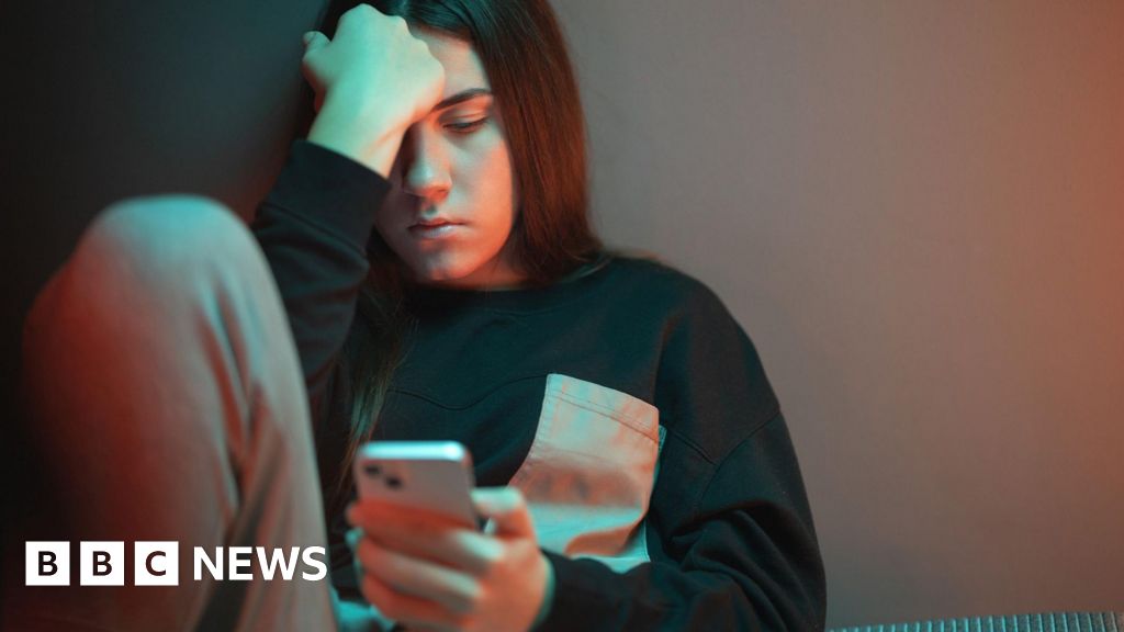 Sharp rise in problematic teenage social media use, study says